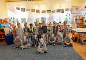 Zdjęcie grupowe – dzieci w wybranych przez siebie maskach (słoni, kotków, myszek i zajączków).
